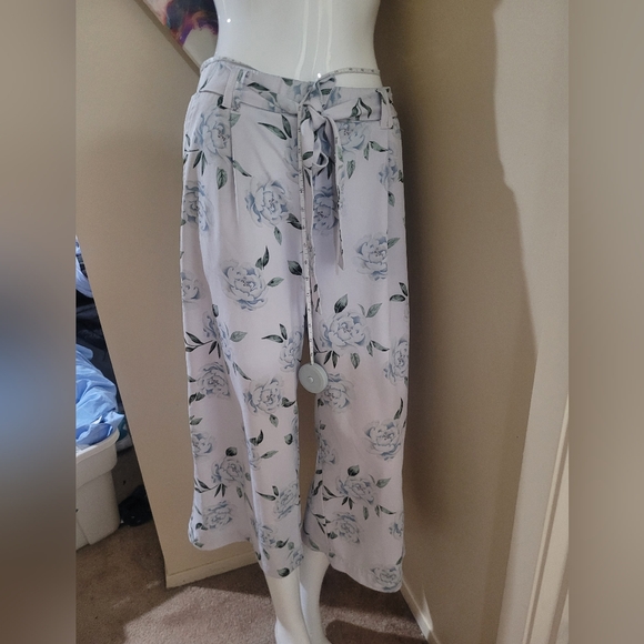 Floral Wide-Leg Pants - Picture 4 of 5